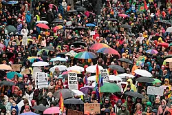 Die &laquo;Stadtbild&raquo;-Debatte hat bundesweit zu Demonstrationen gef&uuml;hrt. (Archivbild) - &copy; Focke Strangmann/dpa