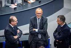 Unionsfraktionschef Friedrich Merz (CDU) schlägt jetzt testweise umfassende Zurückweisungen an den Grenzen vor. Dagegen haben vor allem Grüne und SPD europarechtliche Bedenken. - © Michael Kappeler/dpa