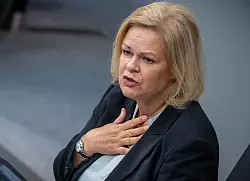 Bundesinnenministerin Nancy Faeser (SPD) spricht in der Debatte zum sogenannten Sicherheitspaket den Hinterbliebenen des Terroranschlags von Solingen erneut ihr Mitgefühl aus und wünscht den Verletzten eine rasche Genesung. - © Michael Kappeler/dpa