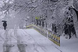 Auf glatten Stra&szlig;en kam es vielerorts zu Unf&auml;llen. - &copy; Darko Vojinovic/AP/dpa