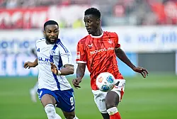 Der FC Schalke 04 um Moussa Sylla (l) unterlag dem 1. FC Kaiserslautern um Maxwell Gyamfi (r). - © Uwe Anspach/dpa