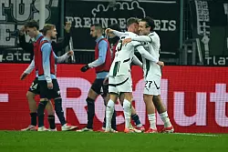 Gladbachs Torschützen unter sich. - © Federico Gambarini/dpa