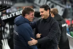 Der ehemalige Gladbacher Trainer Dieter Hecking wird im Borussia-Park freundlich bergüßt. - © Federico Gambarini/dpa