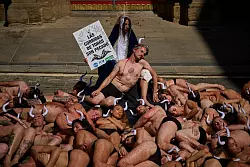 Tiersch&uuml;tzer protestieren seit langem vergeblich gegen die Stierhatzen und Stierk&auml;mpfe, die sie als Tierqu&auml;lerei bezeichnen. (Archivbild) - &copy; Miguel Oses/AP/dpa