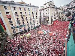 Mit der Explosion eines traditionellen Feuerwerks wird das neunt&auml;gige Stadtfest San Ferm&iacute;n mit den ber&uuml;hmten Stierl&auml;ufen in Pamplona er&ouml;ffnet. (Archivbild) - &copy; Eduardo Sanz/EUROPA PRESS/dpa