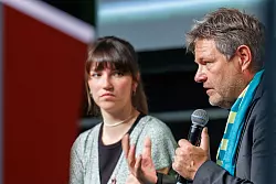 Robert Habeck (r.) spricht neben Carla Hinrichs w&auml;hrend einer Podiumsdiskussion beim 38. Deutschen Evangelischen Kirchentag. - &copy; Daniel Karmann/dpa