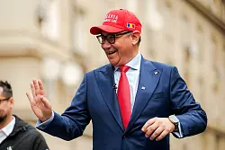 Der parteilose frühere sozialdemokratische Ministerpräsident Victor Ponta kandidiert für das Präsidentenamt. Er rühmt sich guter Beziehungen zur Administration des US-Präsidenten Donald Trump. (Archivbild) - © Vadim Ghirda/AP/dpa