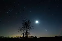 So sah der Abendhimmel Anfang März aus: Links der Jupiter, in der Mitte der Mond und rechts die Venus. (Archivbild) - © Peter Komka/MTI/AP/dpa