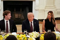 An der langen Tafel nahm direkt neben Trump Meta-Chef Mark Zuckerberg Platz. - © Alex Brandon/AP/dpa