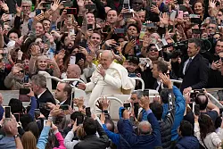 Papst Franziskus winkt den Gl&auml;ubigen zu, nachdem er die Ostermesse auf dem Petersplatz zelebriert hat. - &copy; Alessandra Tarantino/AP/dpa