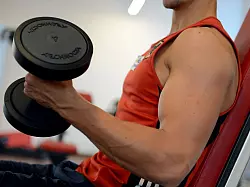 Laut M&auml;nnlichkeitsforscher Boris von Heesen ist eine der besonders hartn&auml;ckigen Erz&auml;hlungen zum Thema M&auml;nnlichkeit, dass M&auml;nner k&ouml;rperlich unzerst&ouml;rbar sein m&uuml;ssen. (Symbolbild) - &copy; Britta Pedersen/dpa
