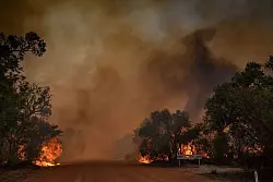 Buschbr&auml;nde in Australien n&ouml;rdlich von Perth - &copy; Evan Collis/DEPARTMENT OF FIRE AND EMERGENCY SERVICES/AAP/dpa