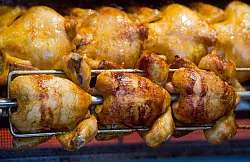 Broiler waren zu Zeiten der DDR nicht selten - und erfreuen sich auch heute noch gro&szlig;er Beliebtheit. - &copy; Stefan Sauer/dpa-Zentralbild/dpa