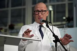 Erstmals traten zwei behandelnde Ärzte vor die Presse und beantworteten Fragen zum Zustand des Papstes. - © Alessandra Tarantino/AP/dpa