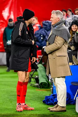 Kennen sich ewig: Bayern-Star Thomas Müller (l) und Bastian Schweinsteiger. - © Tom Weller/dpa