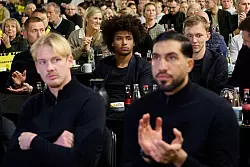 Karim Adeyemi (m.) bei der Mitgliederversammlung des BVB. - © Bernd Thissen/dpa