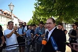 Auf die abgeschobenen Afghanen wurde Bundesinnenminister Alexander Dobrindt (CSU) von Journalistinnen und Journalisten auch w&auml;hrend seiner Sommerreise mit Stationen in Sachsen-Anhalt und Niedersachsen angesprochen. (Archivfoto) - &copy; Hendrik Schmidt/dpa
