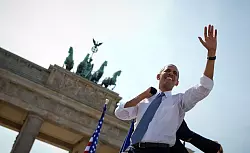 L&auml;ssig in der Sommerhitze: Obama h&auml;lt 2013 vor dem Brandenburger Tor eine Rede. (Archivbild) - &copy; picture alliance / dpa