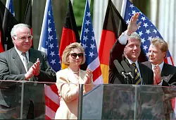 Clinton ist der erste US-Pr&auml;sident nach dem Mauerfall in Ost-Berlin. (Archivbild) - &copy; Peter Kneffel/dpa