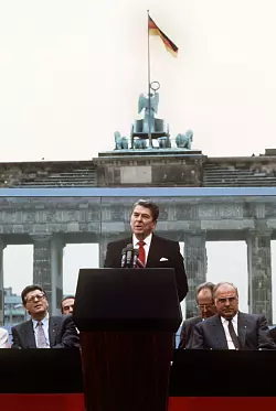 Reagan schreibt mit seiner Aufforderung &laquo;Herr Gorbatschow, rei&szlig;en Sie diese Mauer nieder!&raquo; Geschichte. (Archivbild) - &copy; picture alliance / Dieter Klar/dpa