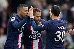 Die Ära der Superstars mit Kylian Mbappé (l), Neymar (M) und Lionel Messi ist bei PSG vorbei. - © Christophe Ena/AP/dpa