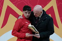 FIFA-Pr&auml;sident Gianni Infantino umarmt Brahim D&iacute;az bei der &Uuml;bergabe des Goldenen Schuhs f&uuml;r den besten Torsch&uuml;tzen des Afrika Cups. Der Marokkaner verschoss im Finale einen Strafsto&szlig;. - &copy; Themba Hadebe/AP/dpa