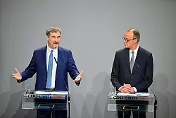 Mit einem harten Kurs in der Migrationspolitik hat CDU-Chef Friedrich Merz das Verhältnis zur CSU und dessen Vorsitzenden Markus Söder (links) befriedet. (Archivbild) - © Sebastian Christoph Gollnow/dpa