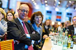 Zusammen mit seiner Ehefrau Charlotte lebt Friedrich Merz in Arnsberg im Sauerland. Er gilt als Familienmensch. - © Christoph Reichwein/dpa