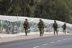 Israelische Soldaten sichern das Gel&auml;nde in Sderot in der N&auml;he des Gazastreifens. - &copy; Ilia yefimovich/dpa
