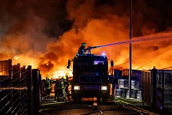 Die Löscharbeiten dauerten am Morgen weiter an. - © Guido Kirchner/dpa