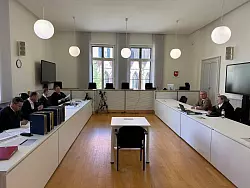 Im Gerichtssaal sitzen sich die Volkswagen-Anw&auml;lte (l.) und die Anw&auml;lte der Kl&auml;ger gegen&uuml;ber. - &copy; Maurice Dirker/dpa