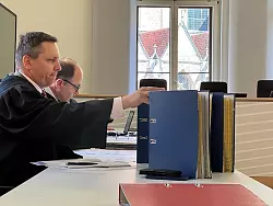 Die Aktensammlung des Prozesses umfasst mehrere Tausend Seiten. - &copy; Maurice Dirker/dpa