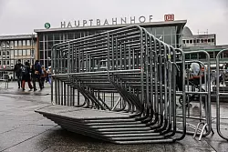 Ebenso stehen Absperrungen f&uuml;r Silvester vor dem K&ouml;lner Hauptbahnhof. - &copy; Oliver Berg/dpa