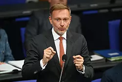 Kündigt Entscheidungen an: Finanzminister Lindner - © Anna Ross/dpa