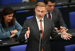 Stellt sich den Fragen der Abgeordneten: Christian Lindner - © Anna Ross/dpa