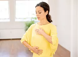 Was ist in mir los? Den Dialog mit sich selbst kann man &uuml;ben. Und es ist okay, wenn sich nicht direkt Antworten zeigen. - &copy; Zacharie Scheurer/dpa-tmn