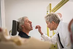 Eitrig oder nicht? Anhand des Aussehens der entz&uuml;ndeten Mandeln k&ouml;nnen HNO-&Auml;rztinnen und -&Auml;rzte auf die Art des Erregers schlie&szlig;en. - &copy; Christin Klose/dpa-tmn