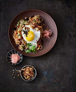 Yakisoba ist ein Nudelgericht der japanischen Küche. - © Julia Hörsch/Gräfe und Unzer Verlag/dpa-tmn