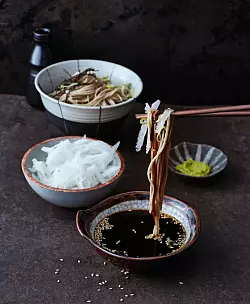 Soba sind dünne, braun-graue Nudeln aus Buchweizen und gehören zur japanischen Küche. Traditionell hergestellte Soba-Nudeln werden mit Hilfe eines speziellen Nudelmessers per Hand aus dem Nudelteig geschnitten. - © Julia Hörsch/Gräfe und Unzer Verlag/dpa-tmn