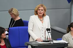 Die neue Bundestagspräsidentin Klöckner ruft in ihrer Antrittsrede zu einem fairen Umgang im Parlament auf. - © Michael Kappeler/dpa