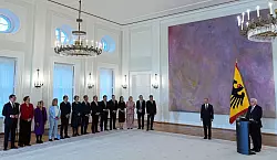 Bundespräsident Steinmeier überreicht der Regierung Scholz die Entlassungsurkunden. - © Michael Kappeler/dpa