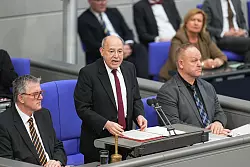 Alterspräsident Gysi eröffnet die konstituierende Sitzung. - © Michael Kappeler/dpa