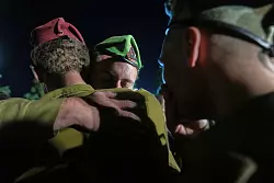 Die Hamas hat die Überreste einer weiteren getöteten Geisel übergeben. - © Francisco Seco/AP/dpa