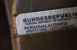 Wer sich den neuen Ausweis per Post zuschicken lässt, statt ihn im Amt selbst abzuholen, muss 15 Euro Zusatzgebühr bezahlen. (Symbolbild) - © Marijan Murat/dpa