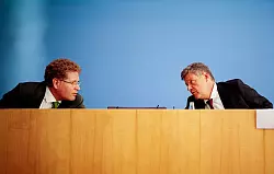 Bundeswirtschaftsminister Robert Habeck (Gr&uuml;ne, r) mit seinem Staatssekret&auml;r Patrick Graichen. - &copy; Kay Nietfeld/dpa