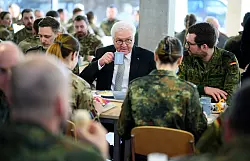 Bundespr&auml;sident Frank-Walter Steinmeier unterh&auml;lt sich auf der estnischen Luftwaffenbasis &Auml;mari mit dort stationierten deutschen Soldatinnen und Soldaten. - &copy; Bernd von Jutrczenka/dpa