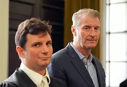 Nebenklagevertreter Philip von der Meden (l.) hatte eine ganze Reihe Fragen vorbereitet. - © Marcus Brandt/dpa Pool/dpa