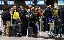 Ein IT-Ausfall der automatischen Grenzkontroll-Systeme hat an den deutschen Flughäfen zu stundenlangen Problemen geführt. - © Roberto Pfeil/dpa