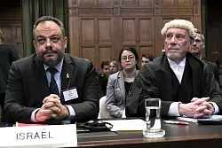 Die Rechtsberater des israelischen Au&szlig;enministeriums, Tal Becker (l) und Malcolm Shaw, bei der Er&ouml;ffnung der Anh&ouml;rungen am Internationalen Gerichtshof. - &copy; Patrick Post/AP/dpa