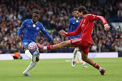 Chelseas Moises Caicedo (l) gegen Liverpools Dominik Szoboszlai. - © Ian Walton/AP/dpa
